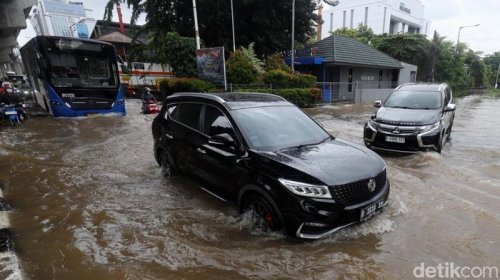 4 Risiko Mobil Nekat Menerjang Banjir, Jangan Anggap Sepele