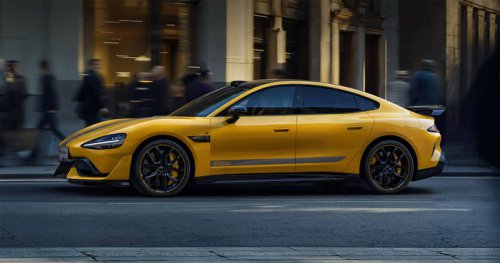 Detik-detik Mobil Listrik Xiaomi Terbakar karena Kecelakaan