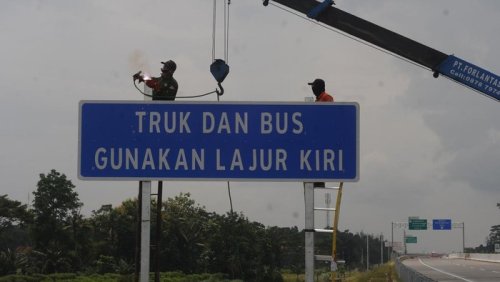 Bandel! Bus Lewat di Lajur Kanan Tol, Disuruh Berhenti Jalan Terus