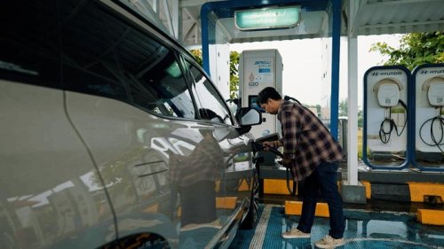 Libur Natar Bawa Mobil Listrik? Catat! Ini Daftar SPKLU di Tol Trans Jawa