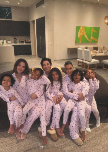 Glamor Maksimal, Kim Kardashian Rayakan Paskah dengan Gaun Rp 242 Juta