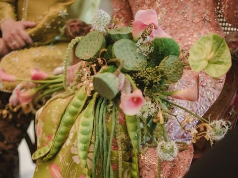 Unik, Pasangan Ini Jadikan Lalapan Sebagai Buket di Acara Lamaran