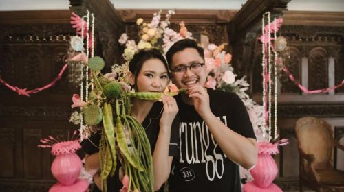 Unik, Pasangan Ini Jadikan Lalapan Sebagai Buket di Acara Lamaran
