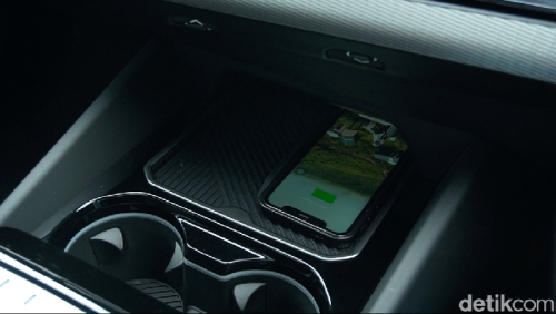 Mitos atau Fakta: Ngecas HP di Mobil Listrik Bikin Baterai jadi Boros?