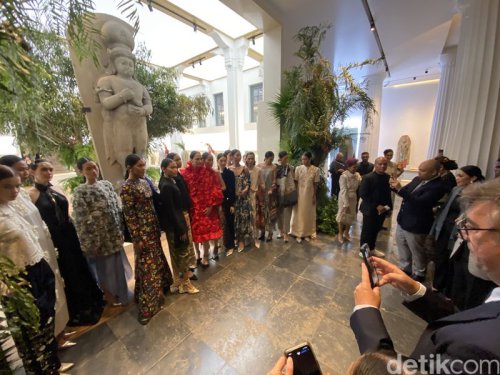 Didit Prabowo Gelar Pameran Karya Desainer RI, Brigitte Macron Terkesima