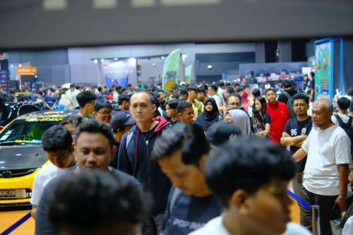 Penasaran Lihat Mobil Modif-Die Cast, Ribuan Orang Serbu IMX Surabaya 2025!
