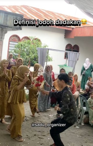 Viral Sesi Lempar Bunga Pengantin Jadi Ajang Cari Jodoh, Bikin Tamu Heboh