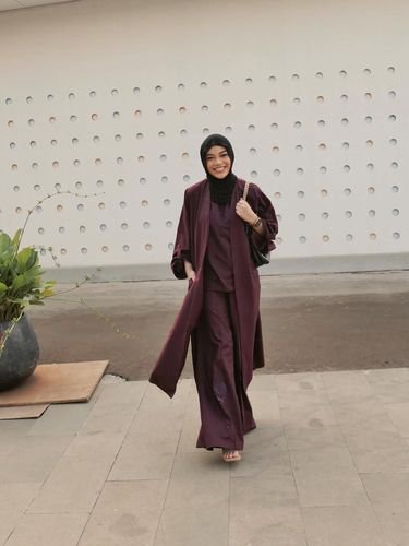5 Gaya Hijab Clean Look untuk Idul Adha ala Irish Bella hingga Inara Rusli