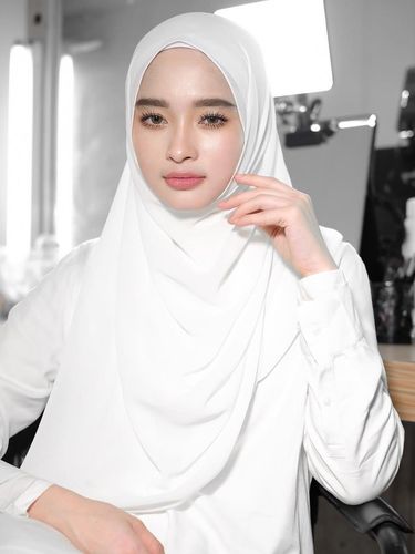 5 Gaya Hijab Clean Look untuk Idul Adha ala Irish Bella hingga Inara Rusli