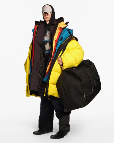 Balenciaga Gandeng Britney Spears, Kaus Kolaborasi Dijual Rp 17 Juta