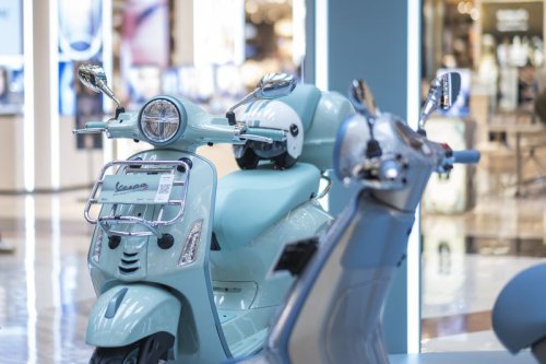 Rayakan Usia 79 Tahun, Vespa Segarkan Warna Primavera hingga Sprint