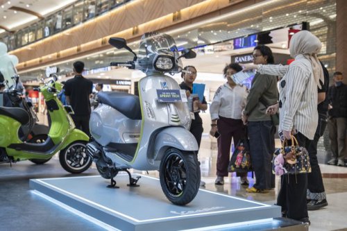 Rayakan Usia 79 Tahun, Vespa Segarkan Warna Primavera hingga Sprint