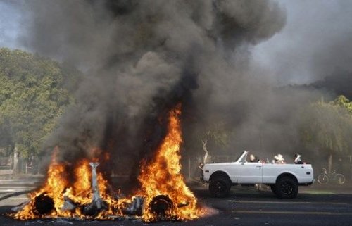 Kerusuhan di Los Angeles, Mobil-mobil Otonom Dibakar Habis