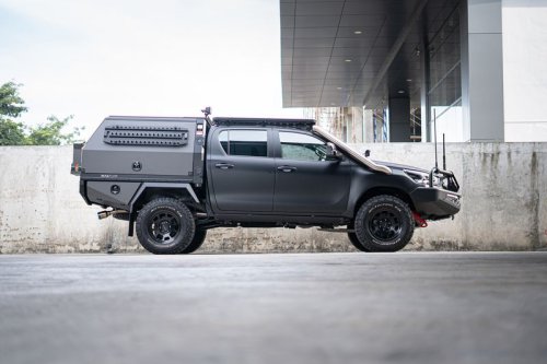 Siap Tempur! Hilux Disulap Jadi Mobil Militer