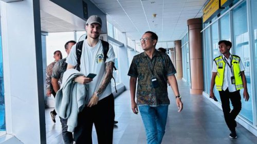 Kevin Diks Jadi Warlok di Lombok: Naik Motor Matik, Isi Bensin Eceran