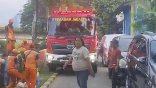 Parah! Damkar Terhambat Gara-gara Mobil Parkir Liar