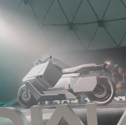 Omoway Masuk ke Indonesia, Pamer Motor Listrik yang Bisa Jalan Sendiri