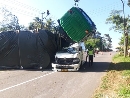 Lagi-lagi Truk ODOL Tak Kuat Nanjak Jadi Penyebab Kecelakaan, Timpa HiAce