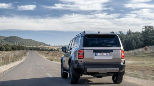 Sangar tapi Irit! Toyota Land Cruiser Hybrid Resmi Meluncur