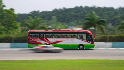 Sensasi Mengitari Sirkuit Sepang Sembari Dikelilingi Mobil SuperGT Wara-wiri