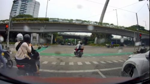 Viral Pemotor Nakal Terobos Lampu Merah di Pancoran, Berujung Tabrakan!