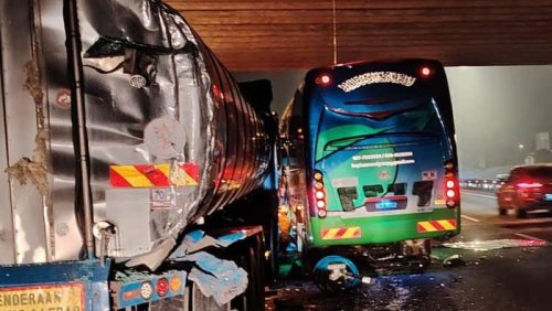 Bus Pariwisata di Malaysia Tabrak Truk Tewaskan 2 WNI