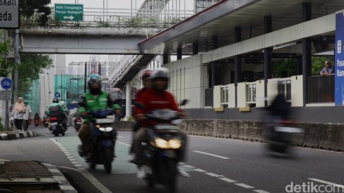 Driver Ojol Lawan Arah di Depan Polisi: Waktu Pak, Waktu Adalah Uang