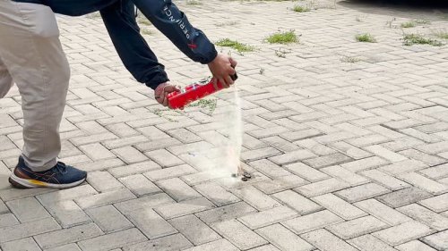 Ini Cara Aman Pakai APAR di Mobil Listrik