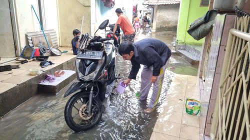 Ada Warga Cuci Motor Pakai Air Genangan Banjir, Padahal Bahaya