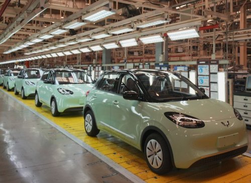 Wuling, Jangan Harap Harga Mobil Listrik Wuling Turun Besar-besaran di RI