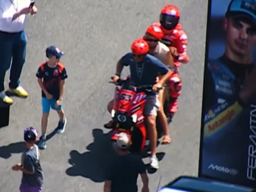 Momen Marquez Bonceng Tiga Bareng Orang Tua Bagnaia