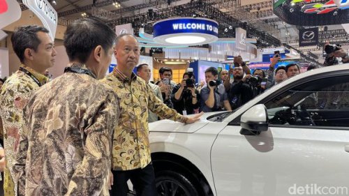 Momen Menperin 'Jajal' Mobil Baru Honda di GIIAS 2025