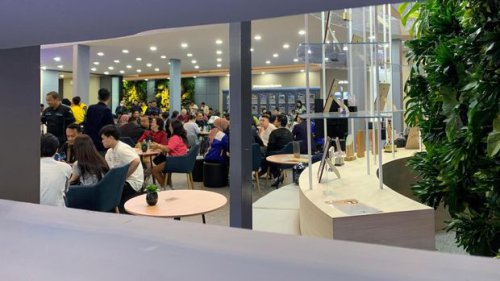 Momen BYD Atto 1 Dikerubungi Banyak Orang