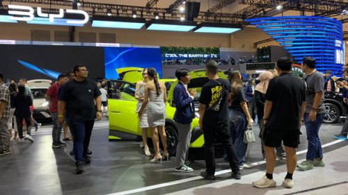 Momen BYD Atto 1 Dikerubungi Banyak Orang