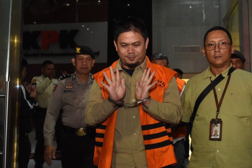 Intip Garasi Bupati Koltim Abdul Azis yang Terjaring OTT KPK