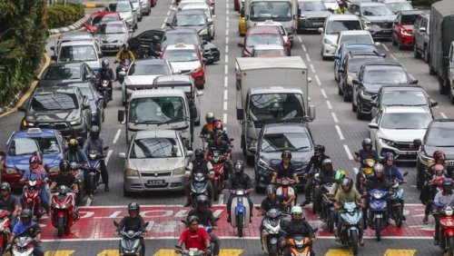 Nasib Jadi Orang Indonesia: Penghasilan Kecil, Pajak Mobil Mahal