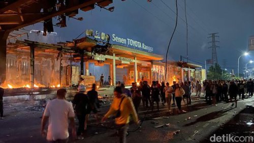Fasilitas Umum yang Dibakar saat Demonstrasi: Halte TJ-Gerbang Tol