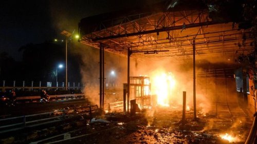 Fasilitas Umum yang Dibakar saat Demonstrasi: Halte TJ-Gerbang Tol