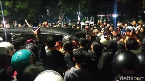 Mobil Sultan Hamengku Buwono X Saat Temui Massa Demonstrasi