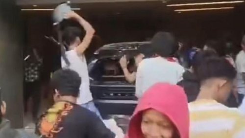 Lexus, Begini Kondisi Mobil Lexus di Rumah Ahmad Sahroni yang Dirusak Warga