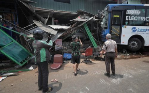 Bus Listrik Transjakarta Kecelakaan di Setiabudi: Bukan karena Rem Blong