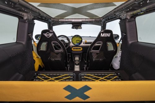 MINI Cooper Ini Disulap Jadi Mobil Balap Kustom oleh Deus ex Machina