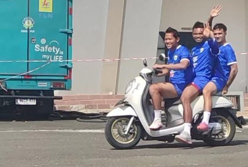 Momen Kocak Eliano Reijnders Naik Motor Bonceng Tiga di Bandung