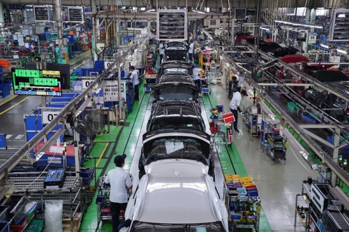 RI Kebanjiran Mobil Listrik Impor saat Industri Otomotif Berdarah-darah