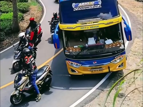 Fakta Nmax Setop Bus di Tikungan: Dinilai Tak Tahu Etika, Minta Maaf, Ditilang