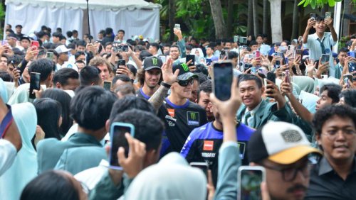 Quartararo Nongkrong Bareng Anak SMA: Ingat Zaman Sekolah Dulu