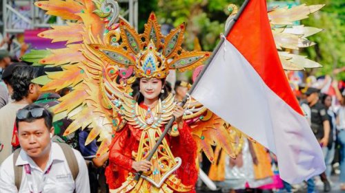 MotoGP, Parade MotoGP Mandalika 2025, Pebalap Dapat Sambutan Hangat Warga Lombok
