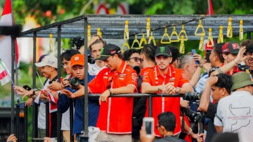 MotoGP, Parade MotoGP Mandalika 2025, Pebalap Dapat Sambutan Hangat Warga Lombok