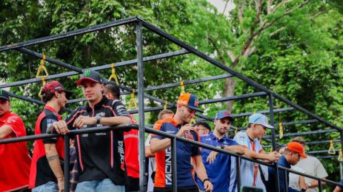 MotoGP, Parade MotoGP Mandalika 2025, Pebalap Dapat Sambutan Hangat Warga Lombok