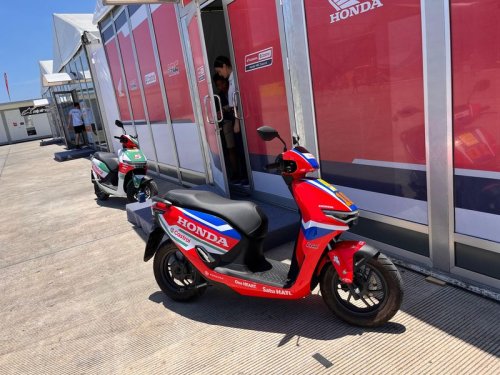 Luca Marini-Johann Zarco Wara-wiri Pakai Honda CUV e: di Paddock Sirkuit Mandalika